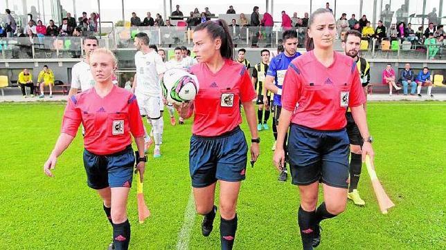 Zulema González, en el centro, acompañada por sus dos compañeras de juego al saltar al campo