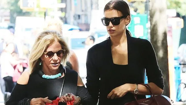 Irina Shayk, de paseo con su suegra en Nueva York