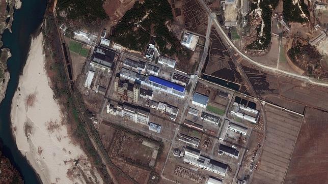 Corea del Norte reactiva su reactor nuclear y amenaza con lanzar un misil de largo alcance