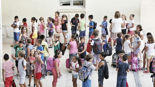 Más de 5.000 familias valencianas siguen sin saber si obtendrán cheque escolar