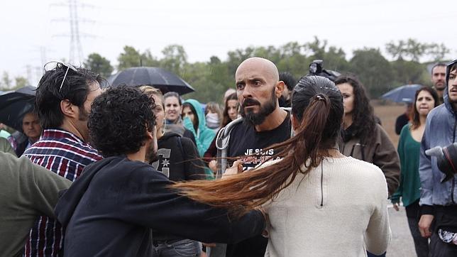 Defensores del Toro de la Vega intentan sacar a empujones a los animalistas