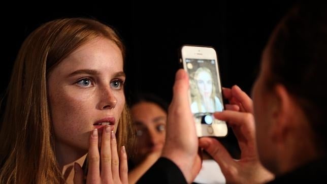 Una modelo antes del desfile de Tommy Hilfiger