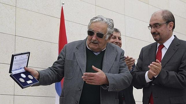 El expresidente de Uruguay, José Mújica, durante la inauguración de la plaza junto al presidente aragonés, Javier Lambán