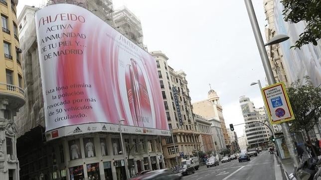 Instalan en Gran Vía la primera lona del mundo que «desintegra» la contaminación