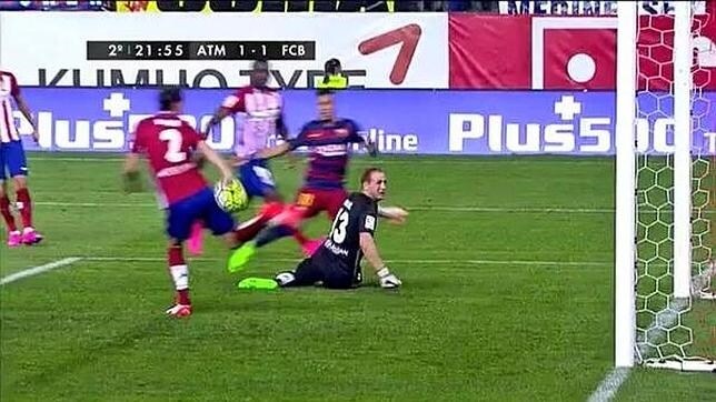 Diego Godín debió ser expulsado por evitar un gol con la mano ante el Barcelona