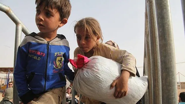 Niños sirios en el punto fronterizo de Al-Rugban, en Jordania