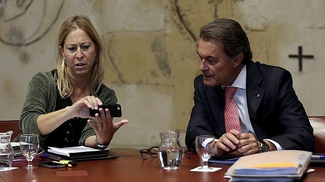 El presidente de la Generalitat, Artur Mas, y su vicepresidenta, Neus Muntè, durante la reunión semanal del gobierno catalán del martes