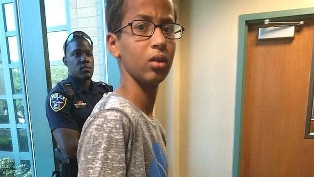 Ahmed Mohamed, el menor que construyó un reloj confundido con una bomba