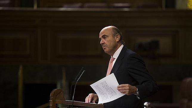 Economía actuará para eliminar la doble comisión en los cajeros si no lo hace el Banco de España