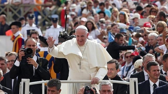 El Papa critica los tópicos «ofensivos» sobre «la mujer tentadora»