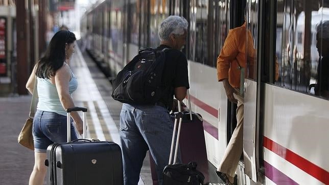 Renfe garantiza servicios mínimos del 72% de los trenes AVE ante los paros parciales del viernes