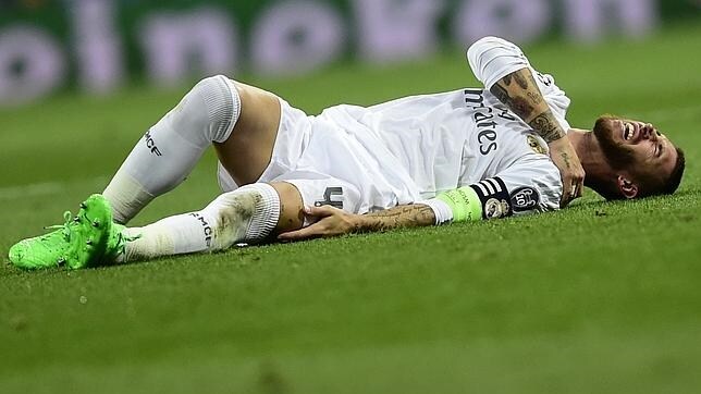 Sergio Ramos se duele en el césped del Bernabéu