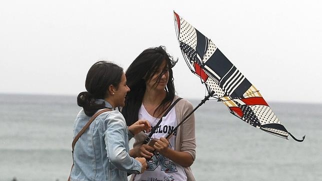 Desviados un vuelo a Santiago y otro a Vigo debido a las fuertes rachas de viento