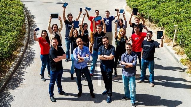 Con los fundadores y los empleados en una imagen facilitada por la «startup»
