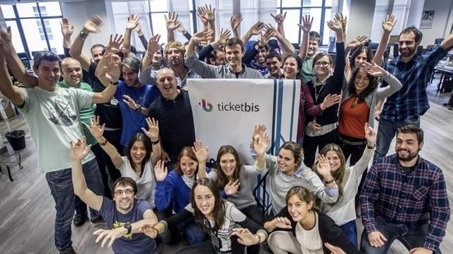 Varios empleados posan desde su oficina en Bilbao