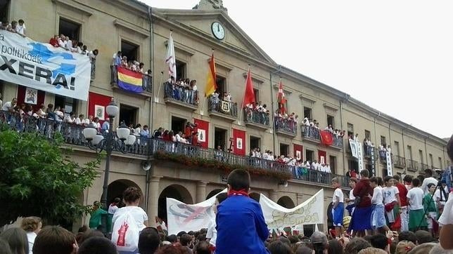 Imputado el alcalde de Tafalla, de Bildu, por una pancarta de apoyo a los presos etarras