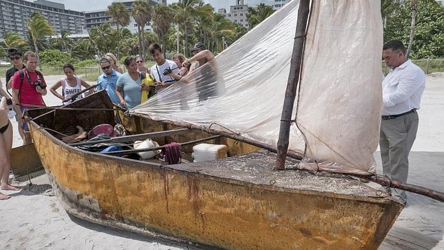 Doce inmigrantes cubanos llegan a Miami tras seis días de travesía marítima