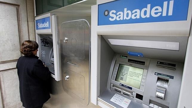 Competencia investiga si la banca pactó las comisiones de los cajeros