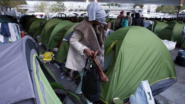 Evacuados 800 inmigrantes de dos campamentos en París