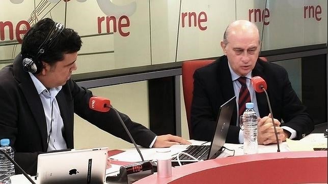 Fernández Díaz dice que la acogida del refugiado Osama en Madrid «no puede generalizarse»