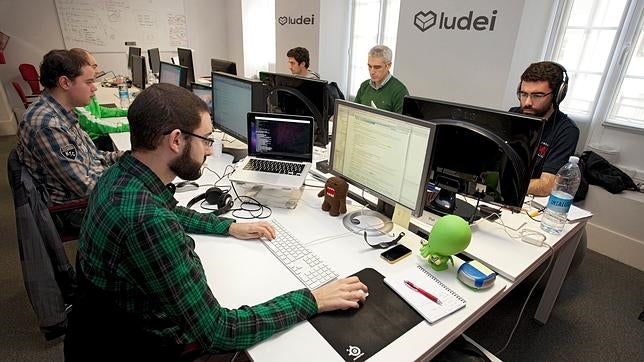 Varios empleados trabajan desde sus escritorios