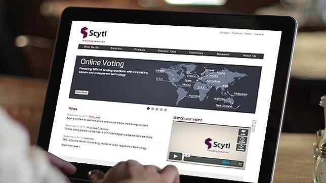 Una persona accede a la web de Scytl