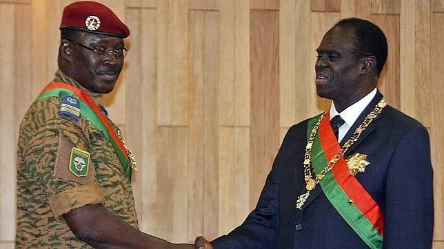 El presidente de Burkina Faso, Michel Kafando (d), y el primer ministro, Isaac Zida