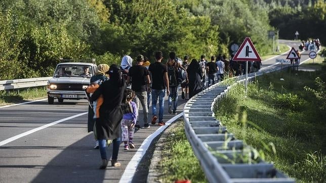 Croacia cierra siete carreteras en la frontera con Serbia para frenar la entrada de refugiados