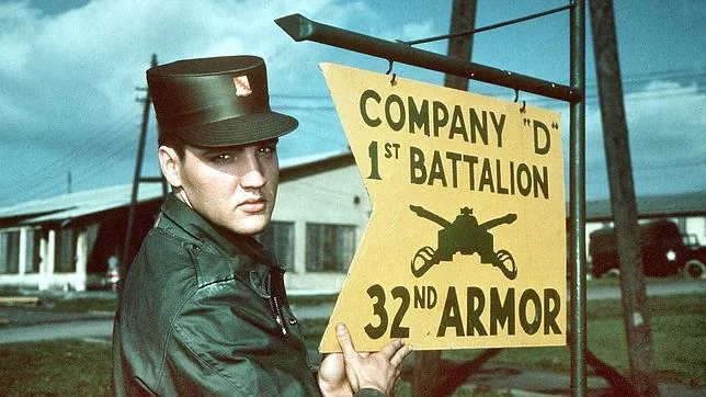 Elvis, durante una visita a un campamento de las Fuerzas Armadas de los EEUU
