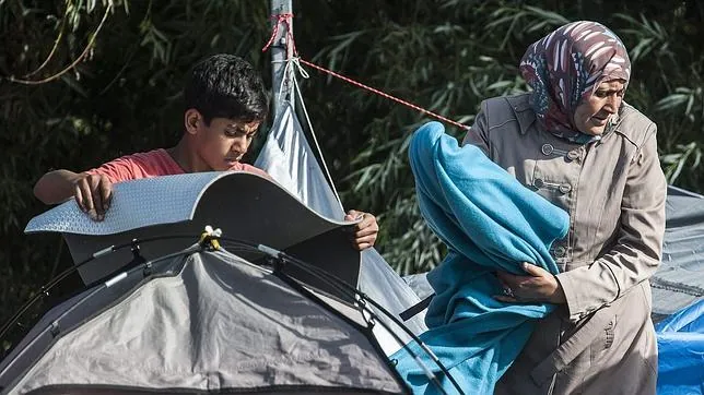 Migrantes montan una carpa cerca a la frontera entre Serbia y Hungría