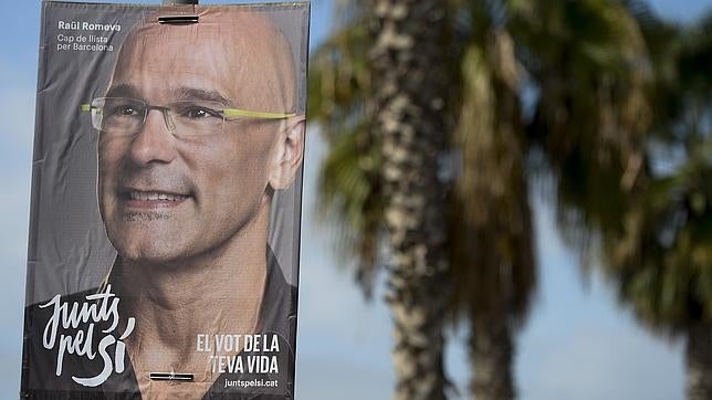 La Comisión desmiente a Romeva y reitera que Cataluña saldría de la UE