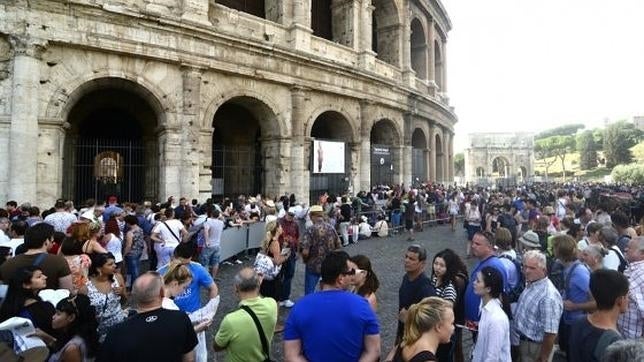 El cierre del Coliseo y el Foro Romano por asamblea sindical causa indignación en turistas y Gobierno