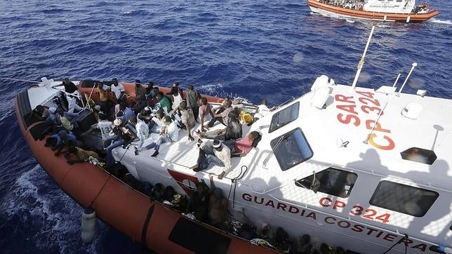 Italia rescata este sábado a más de 4.000 inmigrantes y recupera un cadáver