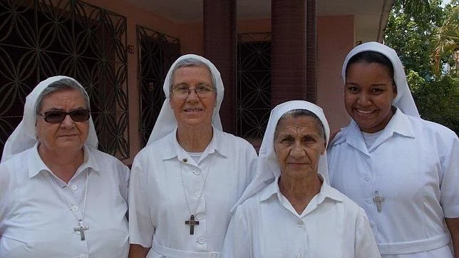 La comunidad de la misionera española María José Vera (segunda por la izq.) en la diócesis de Holguín