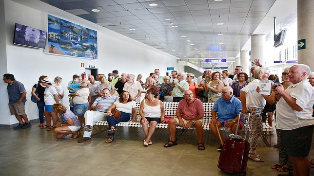 Imagen de los primeros pasajeros que llegaron el martes al aeropuerto de Castellón