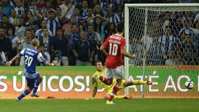 Casillas, decisivo en el 1-0 del Oporto al Benfica