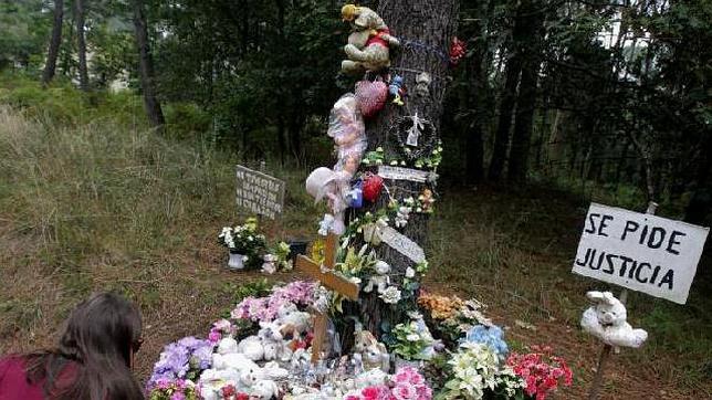 Altar improvisado en la zona donde se halló el cadáver de la pequeña Asunta