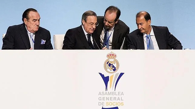 La directiva del Real Madrid, durante la última asamblea