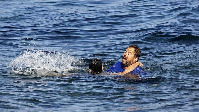 Un ciudadano griego salva a un refugiado sirio de una muerte segura en el mar Egeo