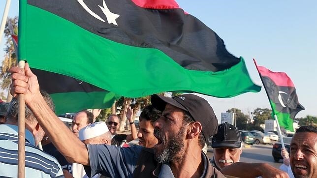 Protesta contra la ONU por colaborar en el acuerdo de paz encabezados Bernardino León en Bengasi
