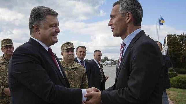 Stoltenberg y Poroshenko consideran prematuro que Ucrania entre en la OTAN