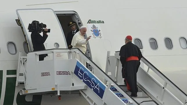 El Papa Francisco sale del avión que le llevó a Holguín