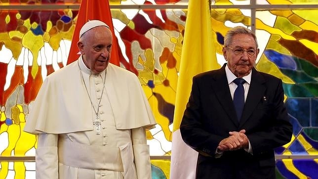 El Papa Francisco se reúne con el presidente de Cuba, Raúl Castro