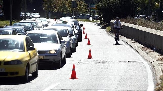 Molestias y atascos por la vía ciclista temporal de Arturo Soria