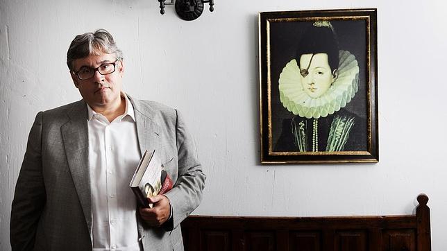 Juan Manuel de Prada, ayer en Pastrana junto a un retrato de la princesa de Éboli