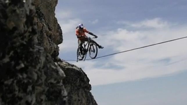 Cruzar los Alpes sobre una cuerda en bicicleta