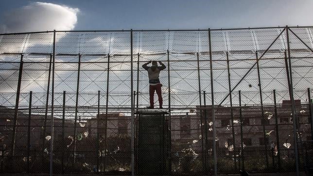 Heridos dos menores subsaharianos tras saltar el vallado de Ceuta