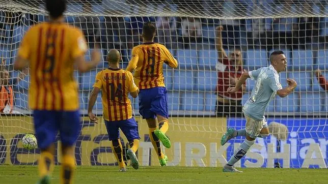 Iago Aspas celebra el primero de sus dos goles al Barcelona