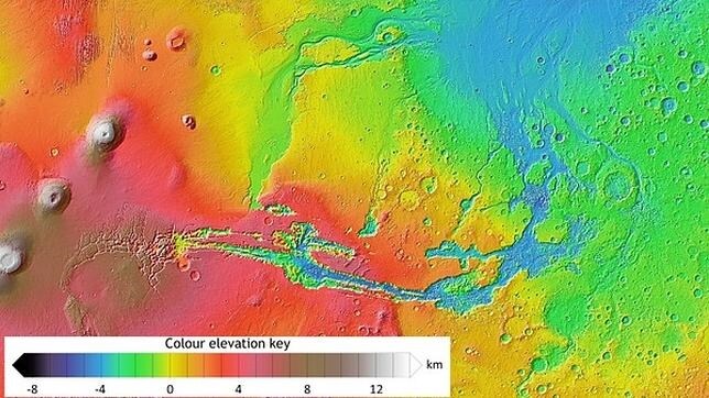 Mapa topográfico realizado a partir de datos de altimetría láser de los Valles Marineris, en Marte, que muestra (en azul) las huellas de los antiguos canales originados en áreas volcánicas y el viejo lecho oceánico