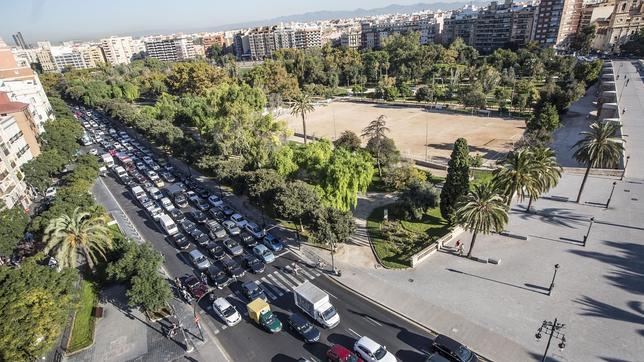 El «día sin coches» colapsa el tráfico en el centro y agrava el malestar del comercio